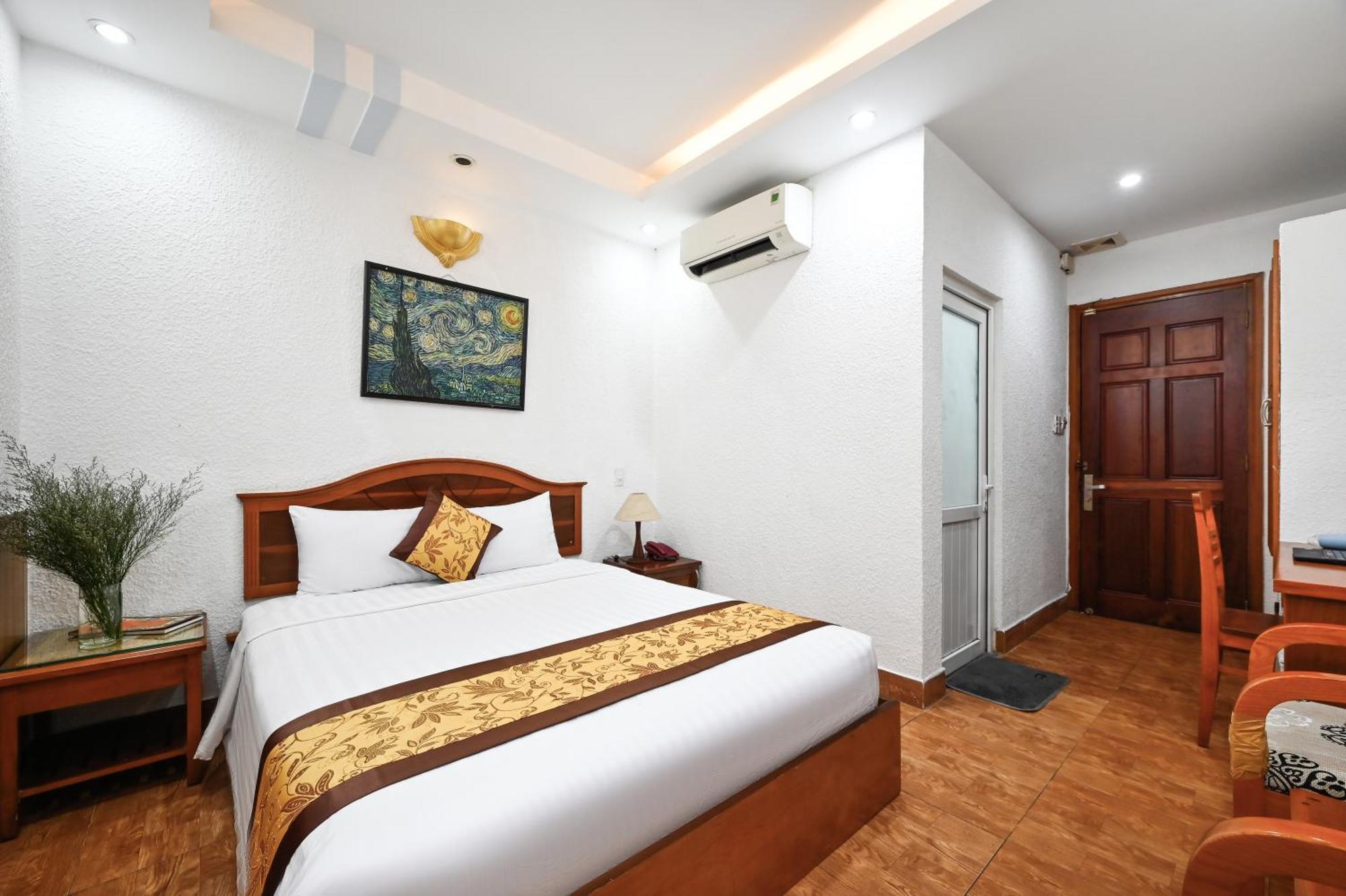 Queen Saigon Airport Khách sạn 3*